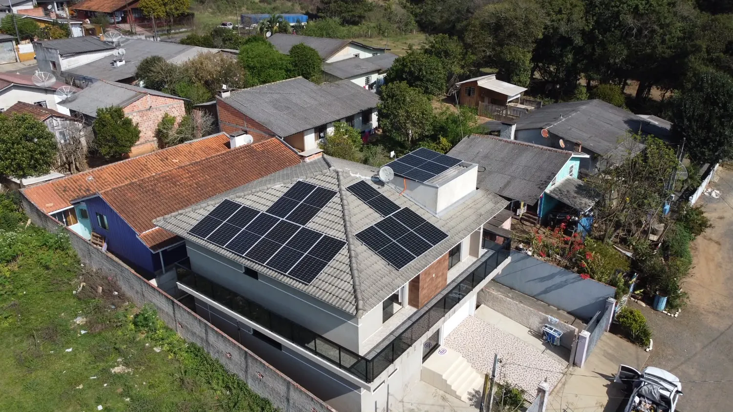 Sistema fotovoltaico residencial instalado pela EHK