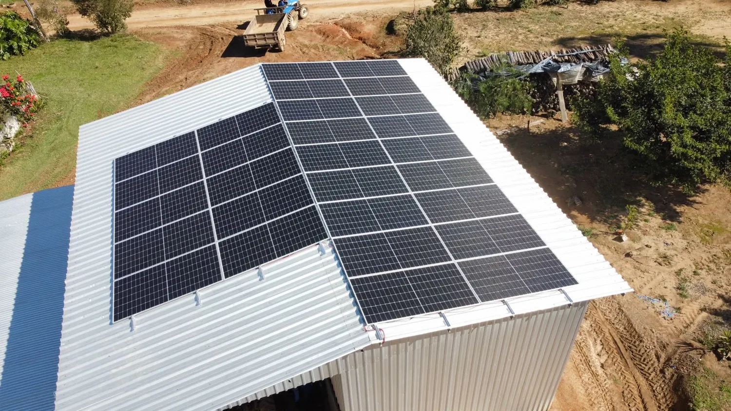 Painéis solares em telhado metálico