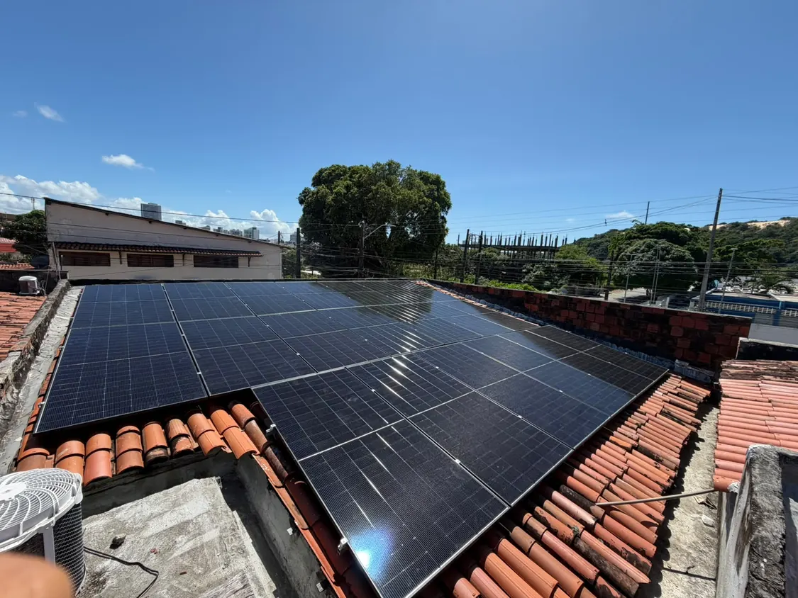 Instalação fotovoltaica em telhado residencial urbano