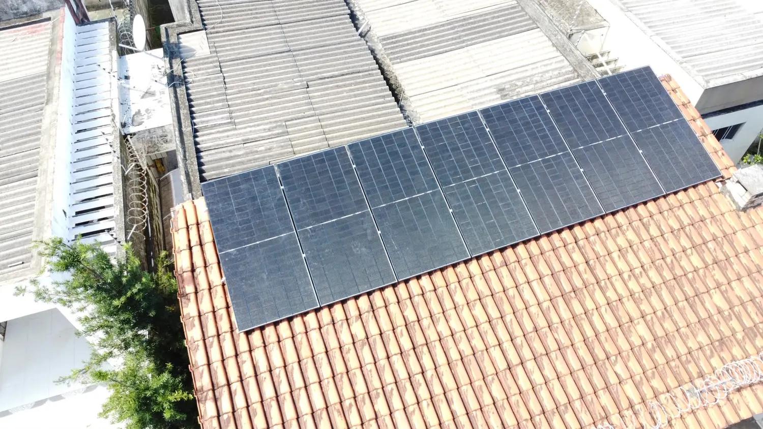 Módulos solares instalados em telhado residencial